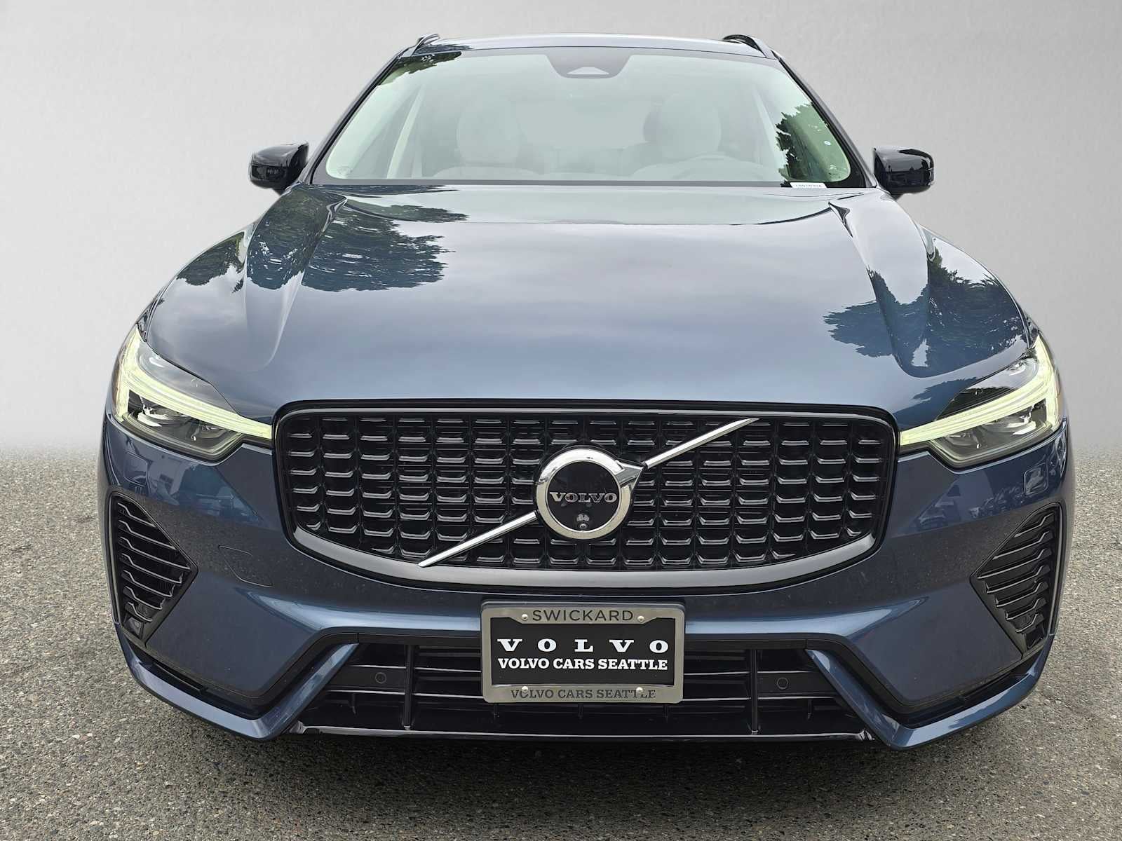 2024 Volvo XC60 Recharge Plug-In Hybrid Plus Dark Theme