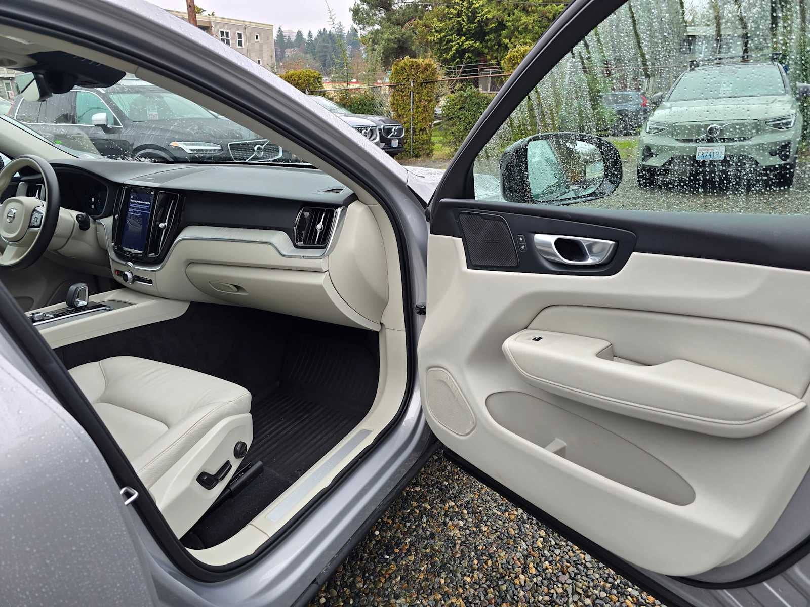 2024 Volvo XC60 Recharge Plug-In Hybrid Plus Dark Theme