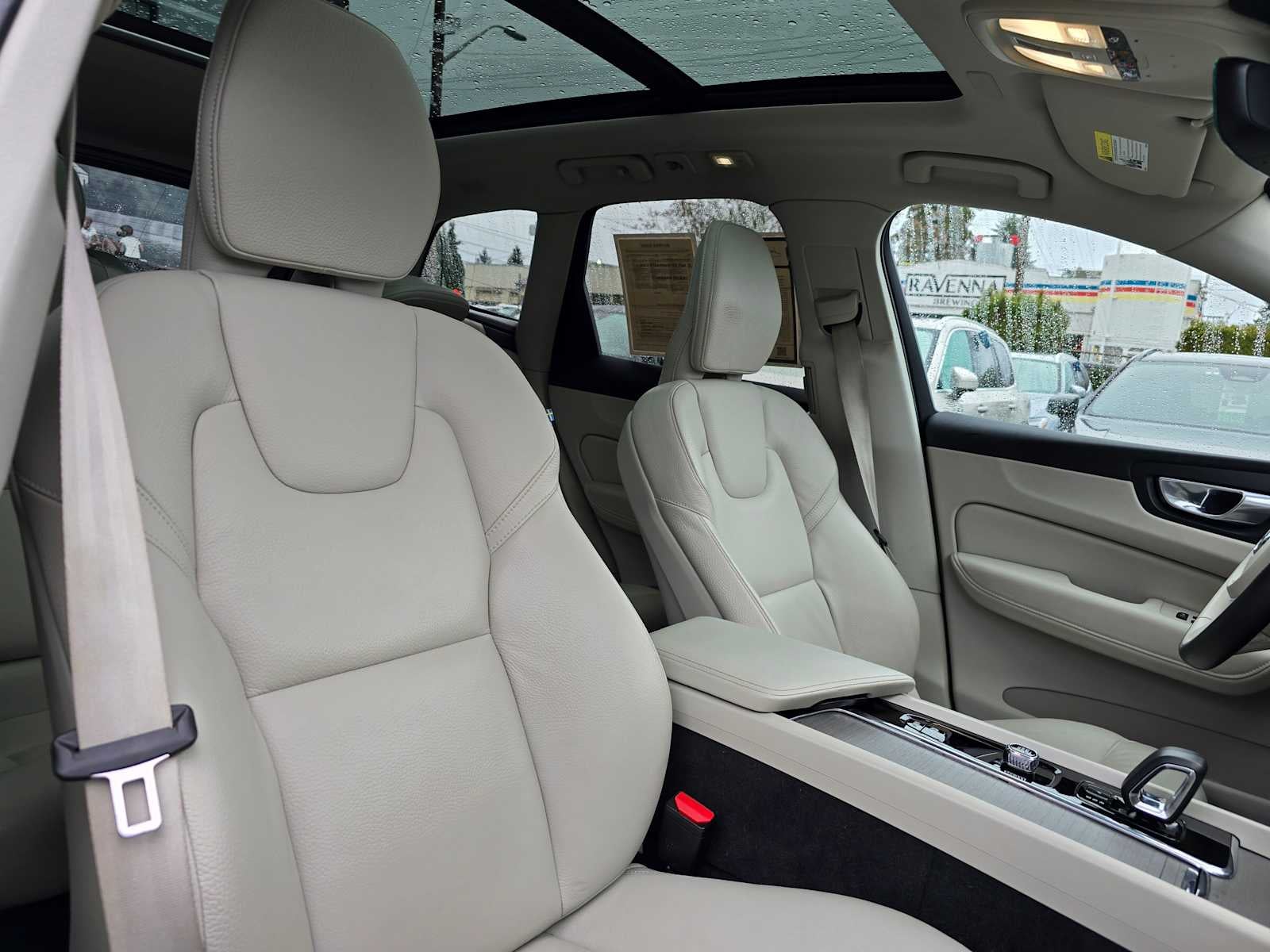 2024 Volvo XC60 Recharge Plug-In Hybrid Plus Dark Theme