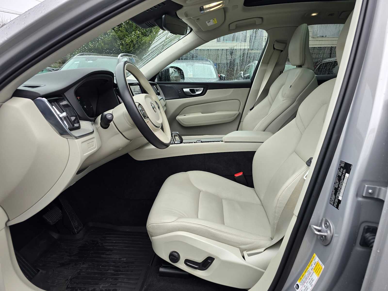 2024 Volvo XC60 Recharge Plug-In Hybrid Plus Dark Theme