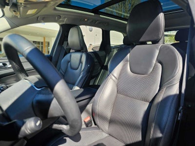 2024 Volvo XC60 Recharge Plug-In Hybrid Ultimate Dark Theme