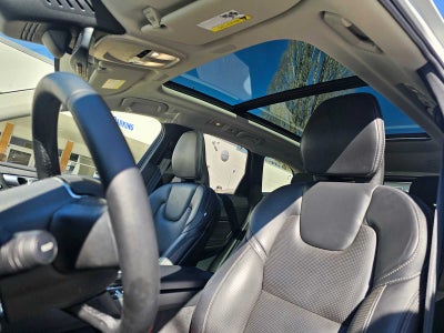 2024 Volvo XC60 Recharge Plug-In Hybrid Ultimate Dark Theme