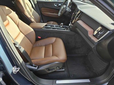 2023 Volvo XC60 Recharge Plug-In Hybrid Plus Bright Theme