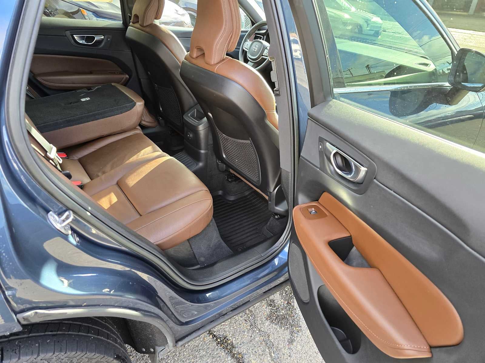 2023 Volvo XC60 Recharge Plug-In Hybrid Plus Bright Theme