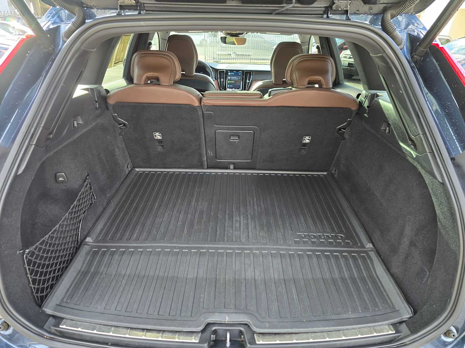 2023 Volvo XC60 Recharge Plug-In Hybrid Plus Bright Theme