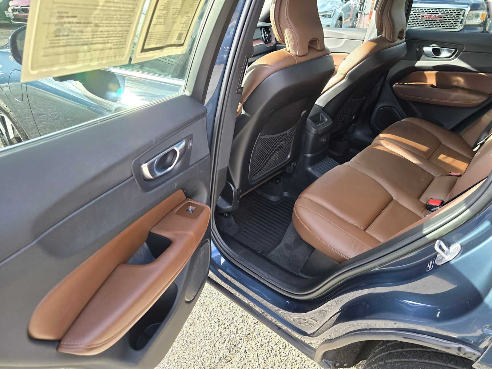 2023 Volvo XC60 Recharge Plug-In Hybrid Plus Bright Theme