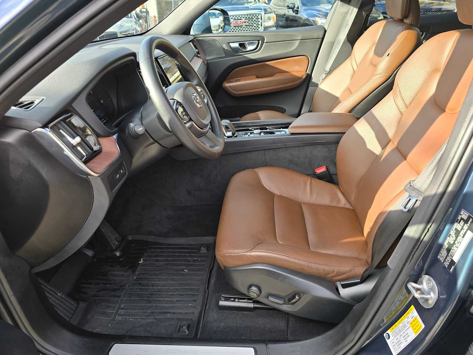 2023 Volvo XC60 Recharge Plug-In Hybrid Plus Bright Theme