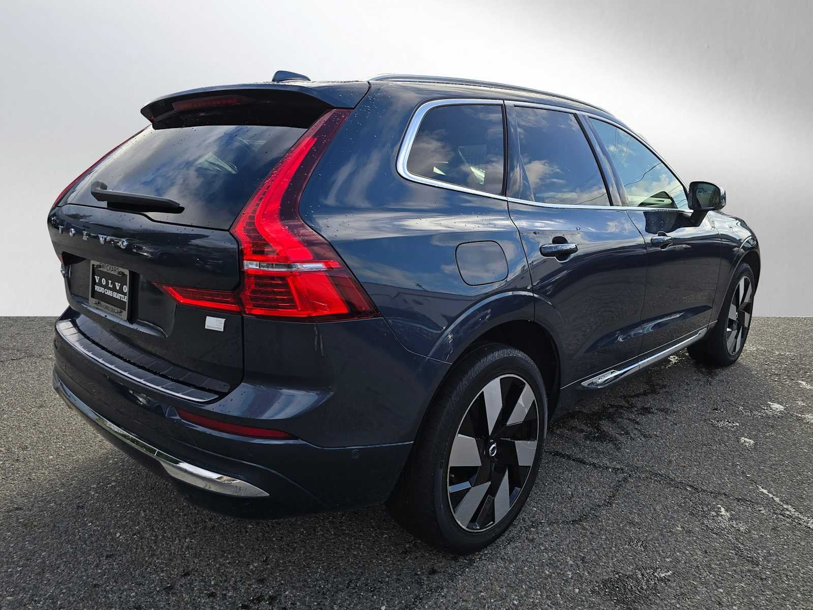 2023 Volvo XC60 Recharge Plug-In Hybrid Plus Bright Theme
