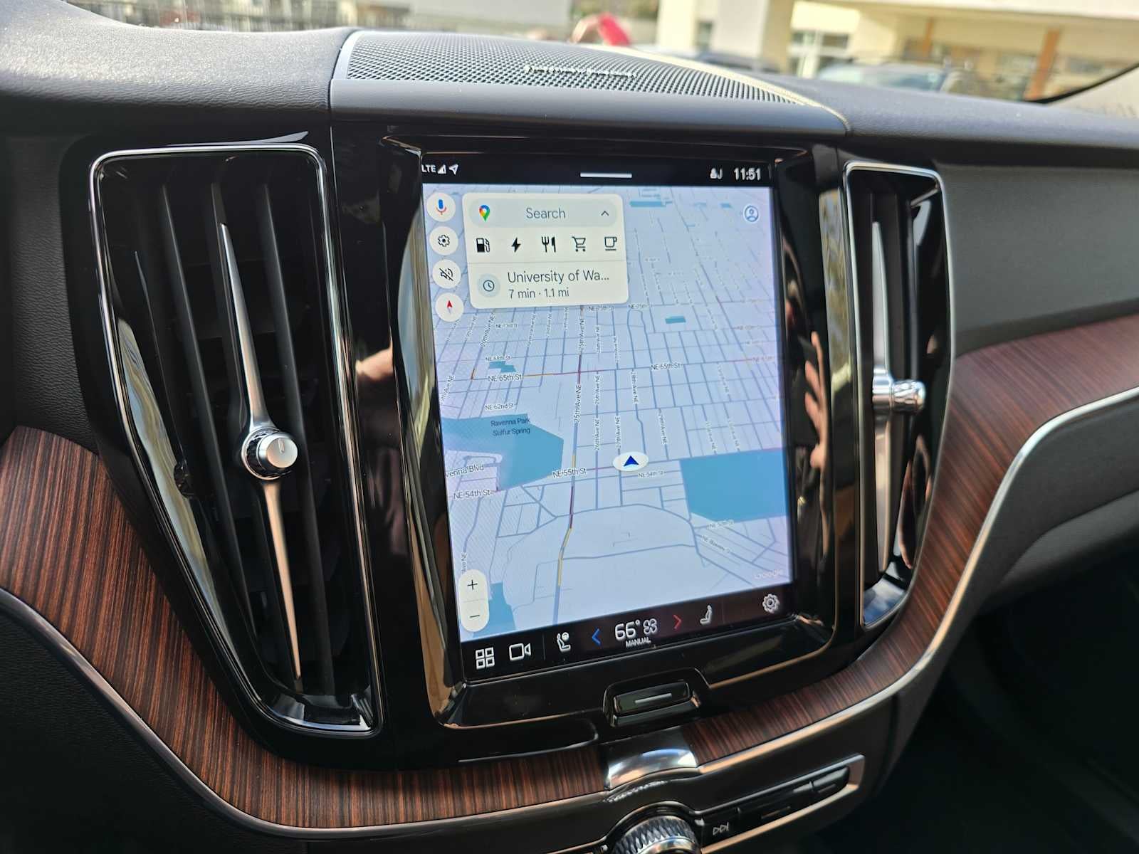 2023 Volvo XC60 Recharge Plug-In Hybrid Plus Bright Theme