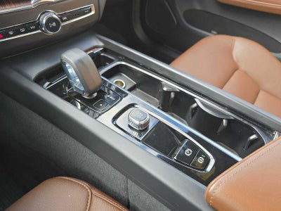 2023 Volvo XC60 Recharge Plug-In Hybrid Plus Bright Theme