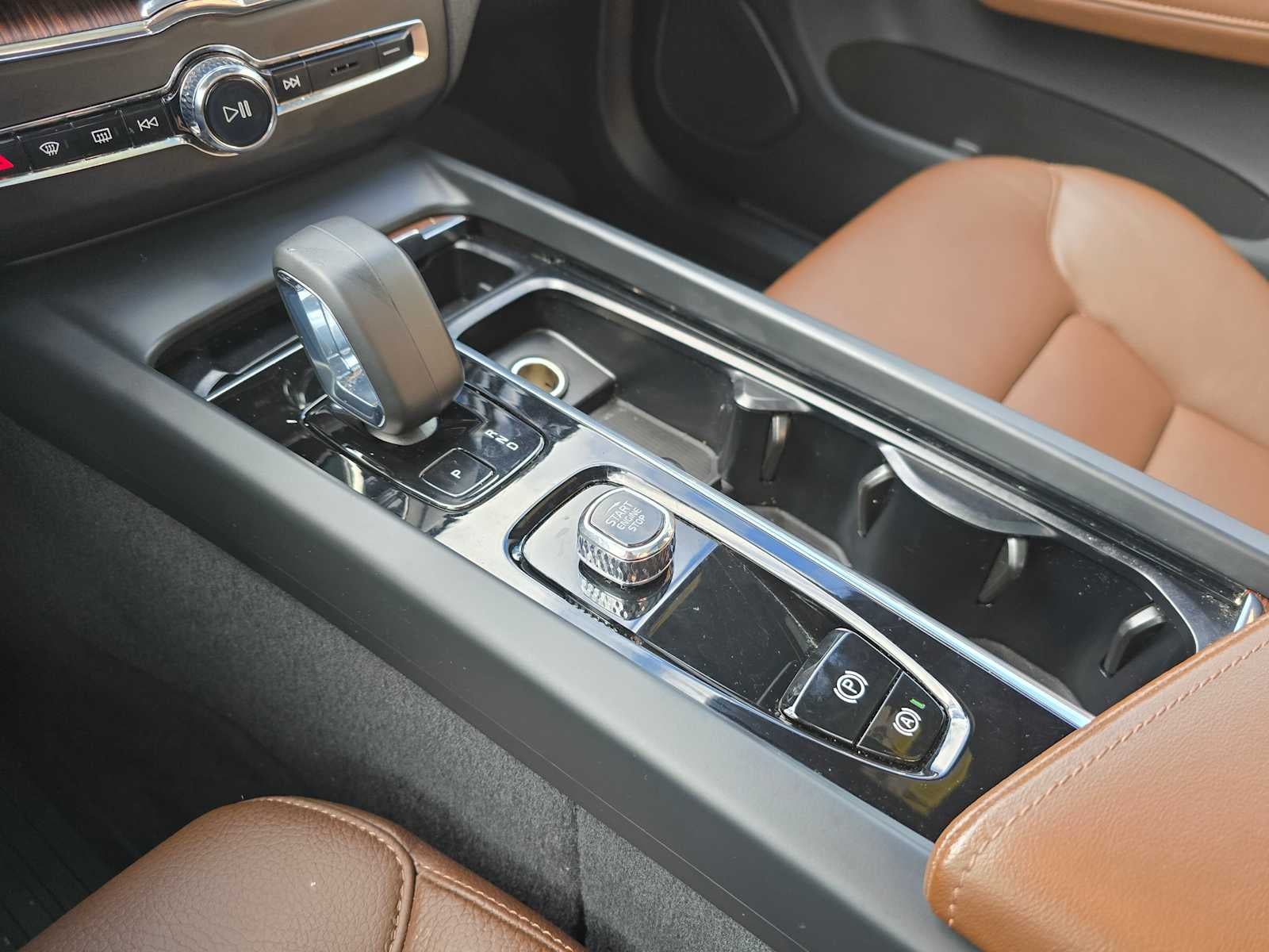 2023 Volvo XC60 Recharge Plug-In Hybrid Plus Bright Theme