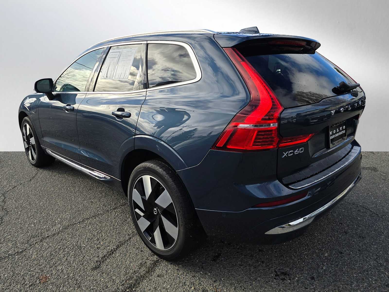 2023 Volvo XC60 Recharge Plug-In Hybrid Plus Bright Theme