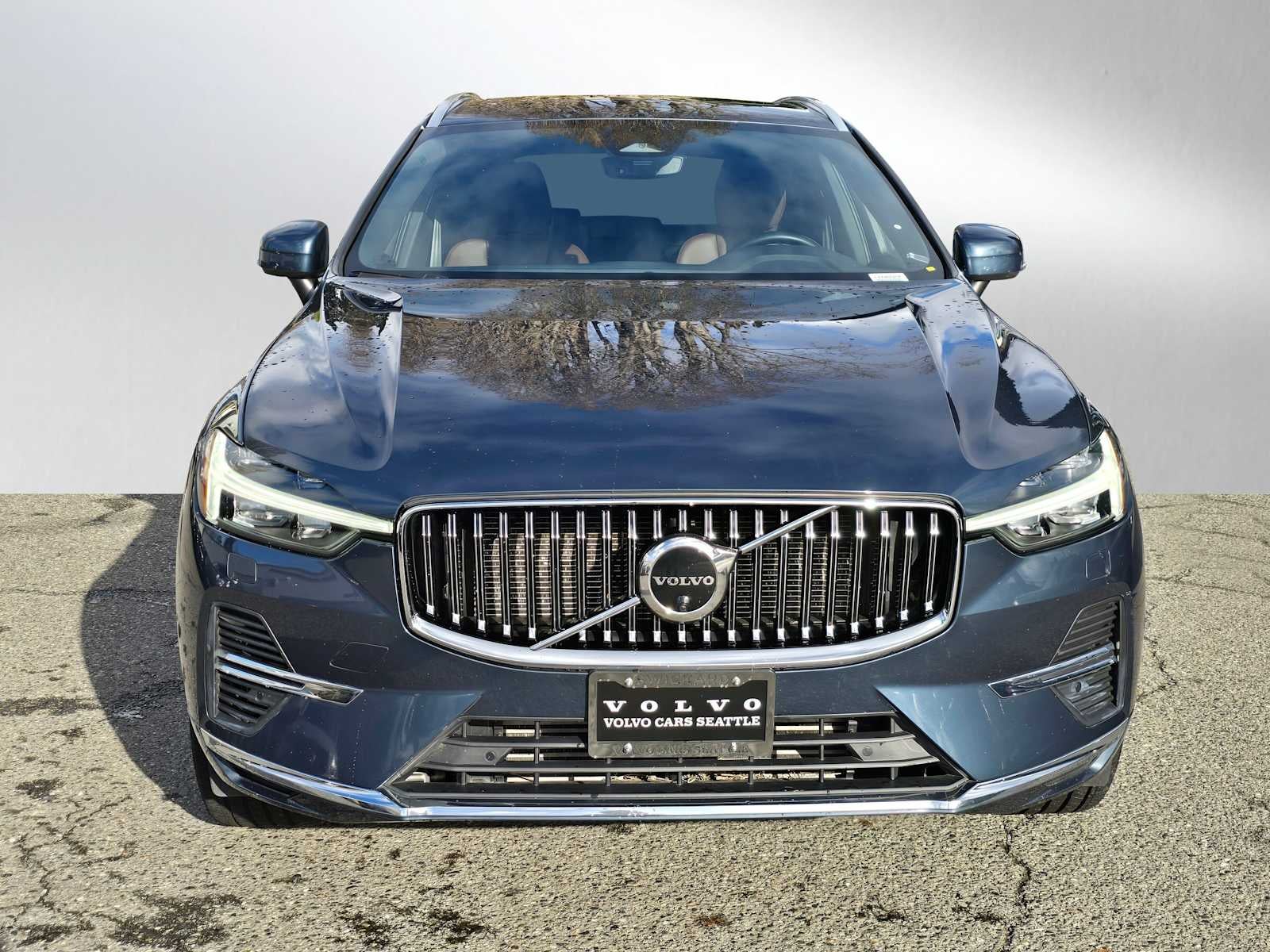 2023 Volvo XC60 Recharge Plug-In Hybrid Plus Bright Theme