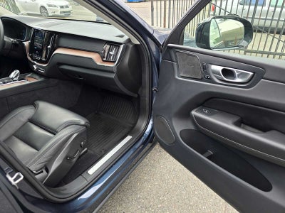 2023 Volvo XC60 Recharge Plug-In Hybrid Ultimate Dark Theme