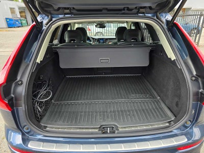 2023 Volvo XC60 Recharge Plug-In Hybrid Ultimate Dark Theme