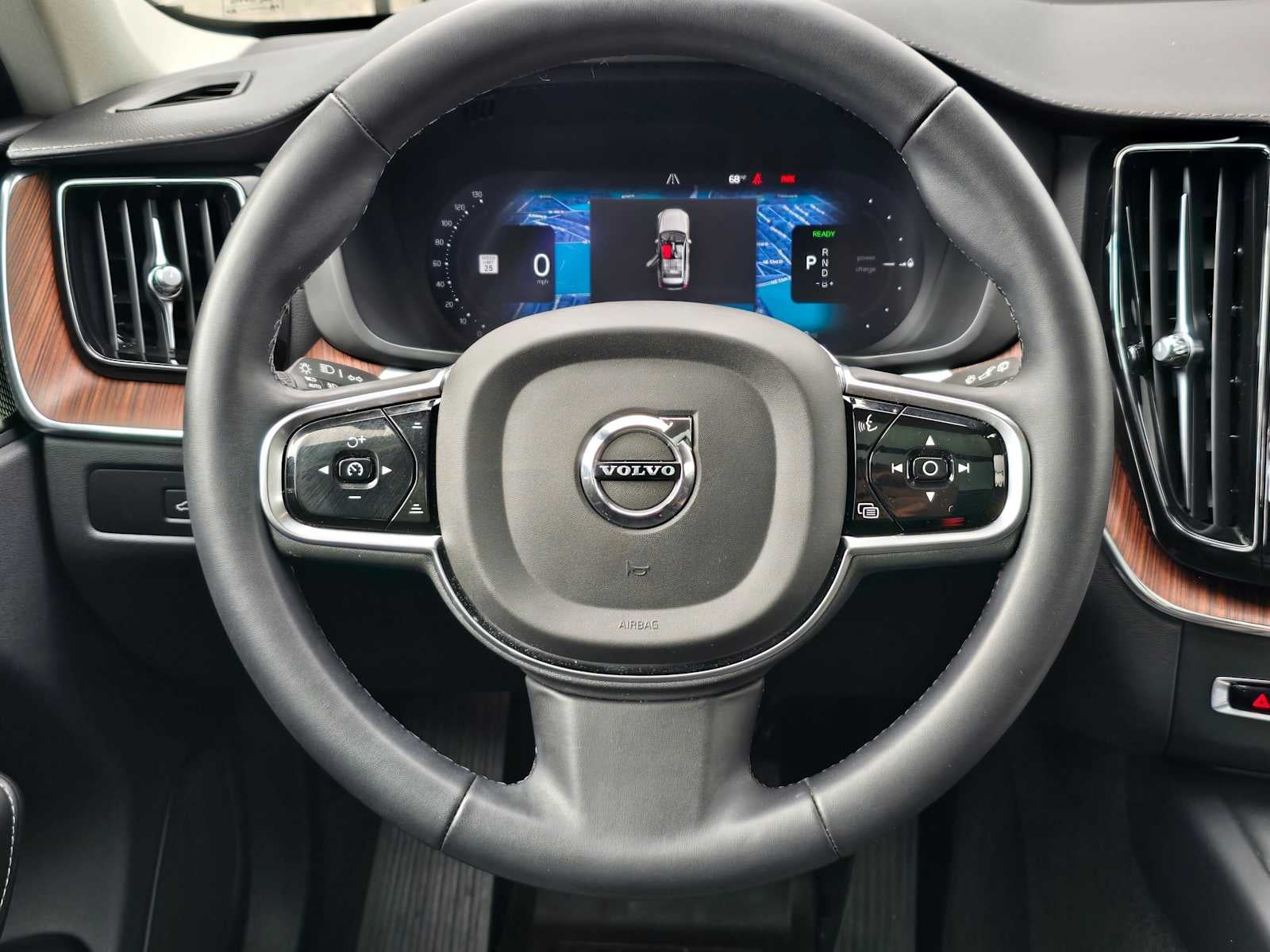 2023 Volvo XC60 Recharge Plug-In Hybrid Ultimate Dark Theme