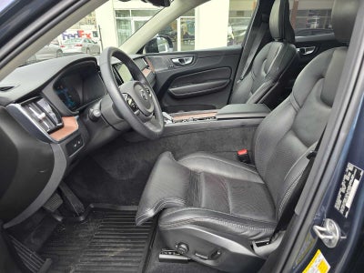 2023 Volvo XC60 Recharge Plug-In Hybrid Ultimate Dark Theme