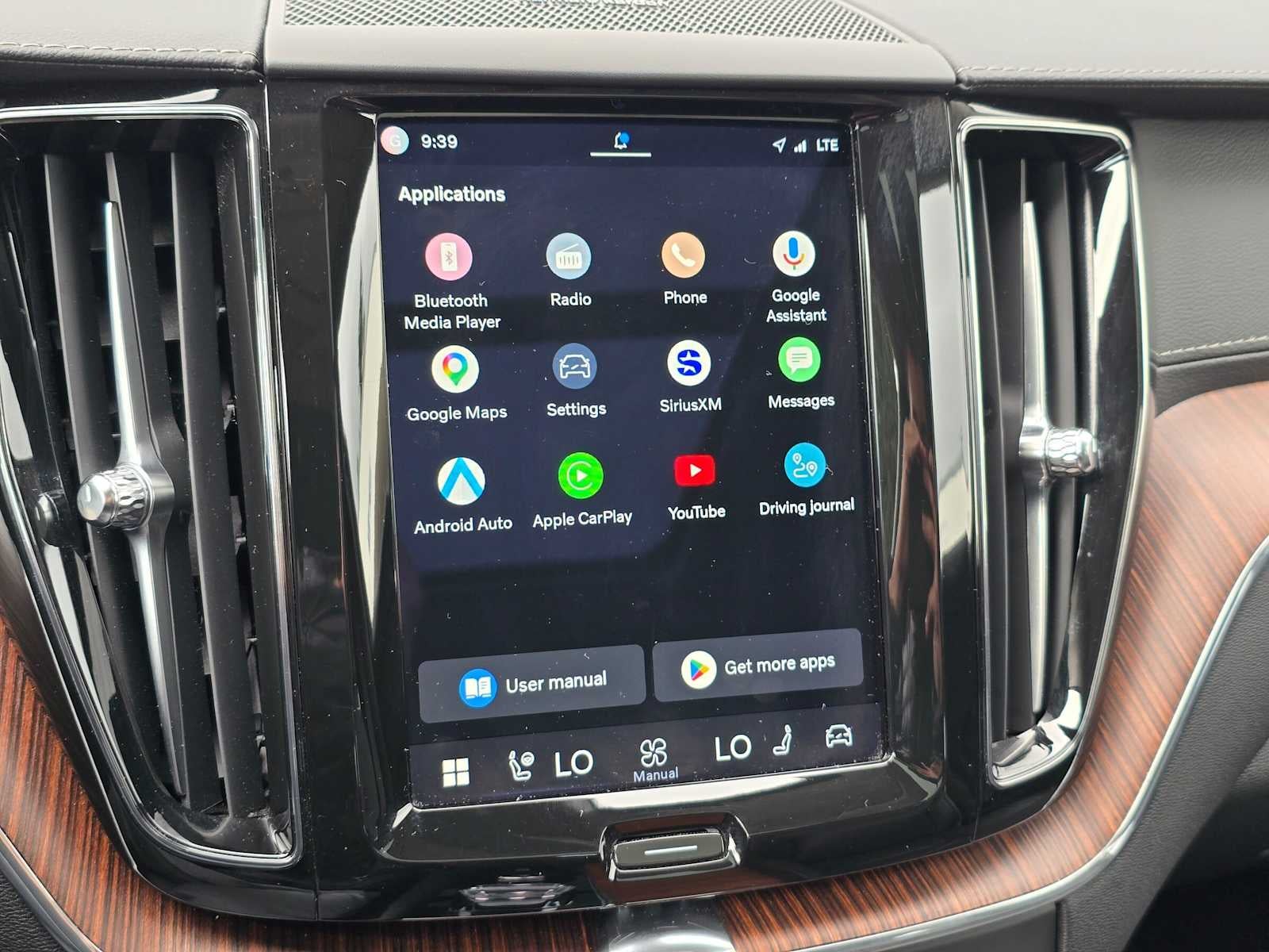 2023 Volvo XC60 Recharge Plug-In Hybrid Ultimate Dark Theme