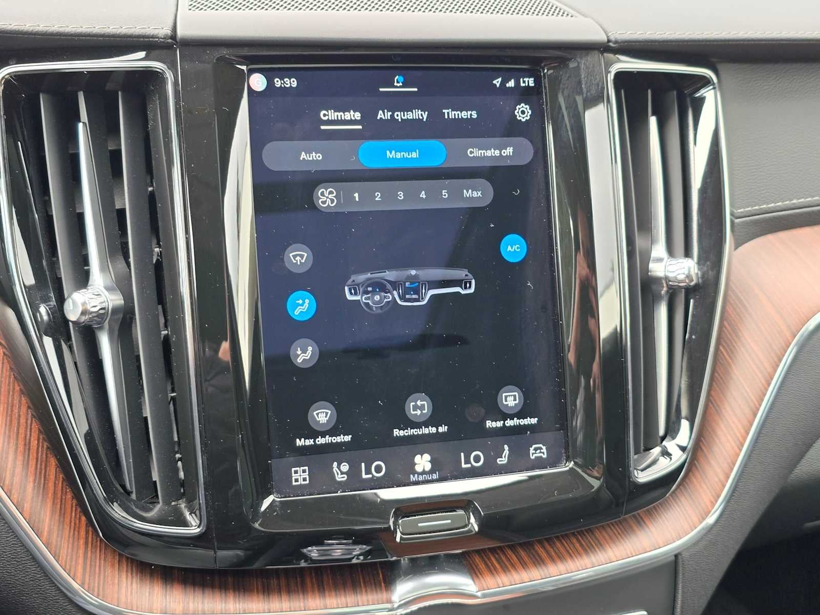 2023 Volvo XC60 Recharge Plug-In Hybrid Ultimate Dark Theme