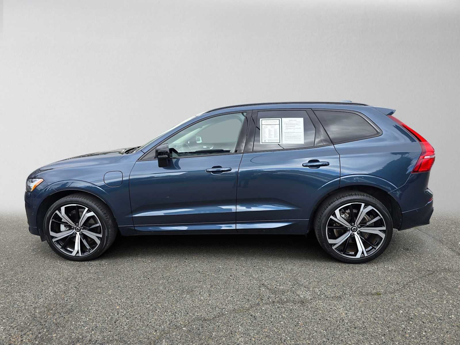 2023 Volvo XC60 Recharge Plug-In Hybrid Ultimate Dark Theme