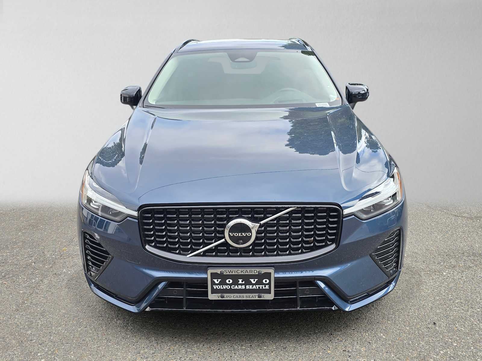 2023 Volvo XC60 Recharge Plug-In Hybrid Ultimate Dark Theme