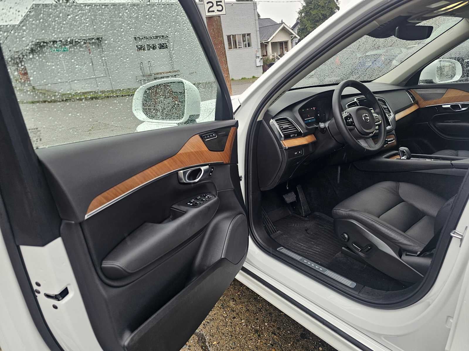 2025 Volvo XC90 Plug-In Hybrid Plus