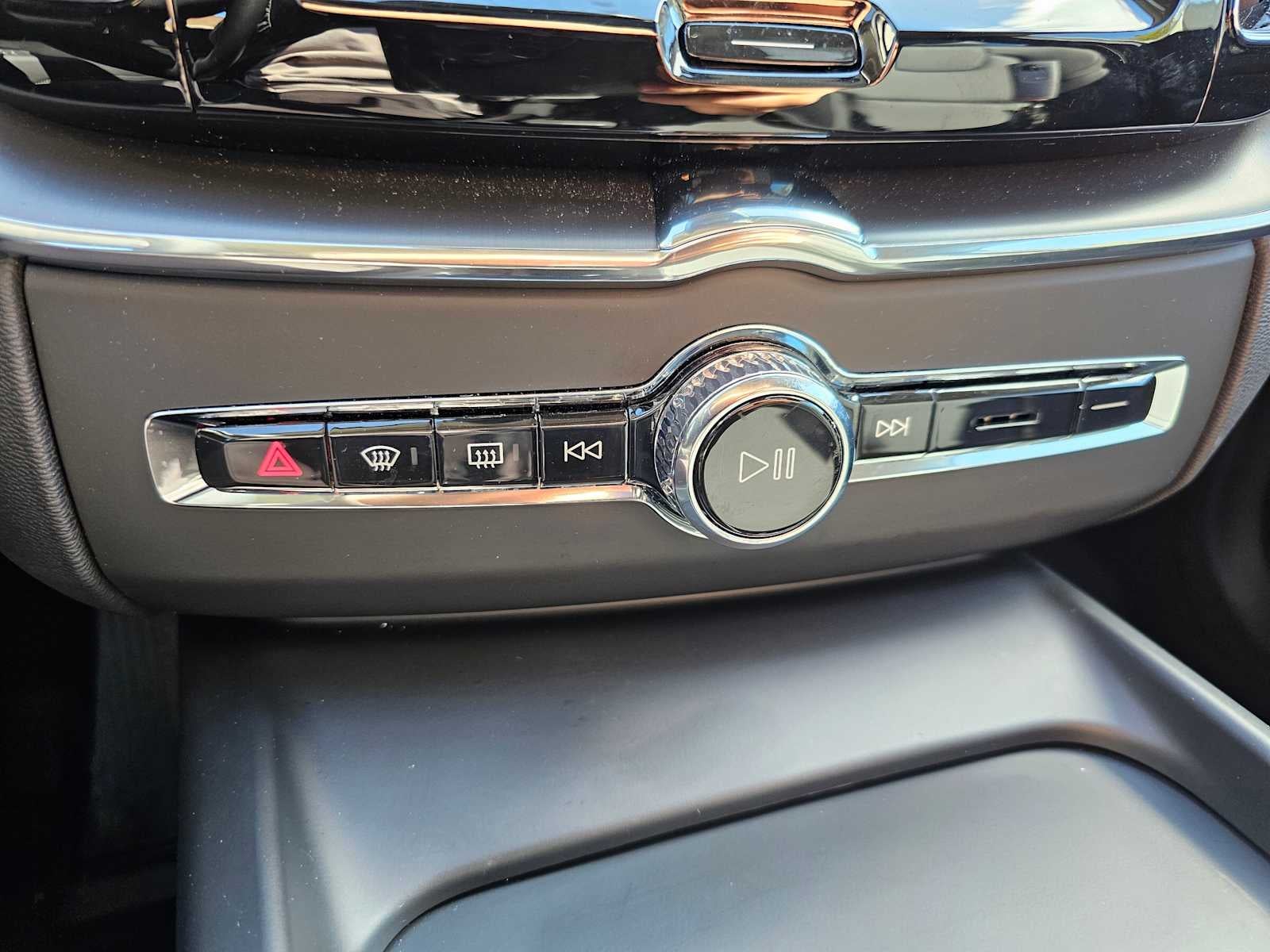 2025 Volvo XC60 Plug-In Hybrid Core