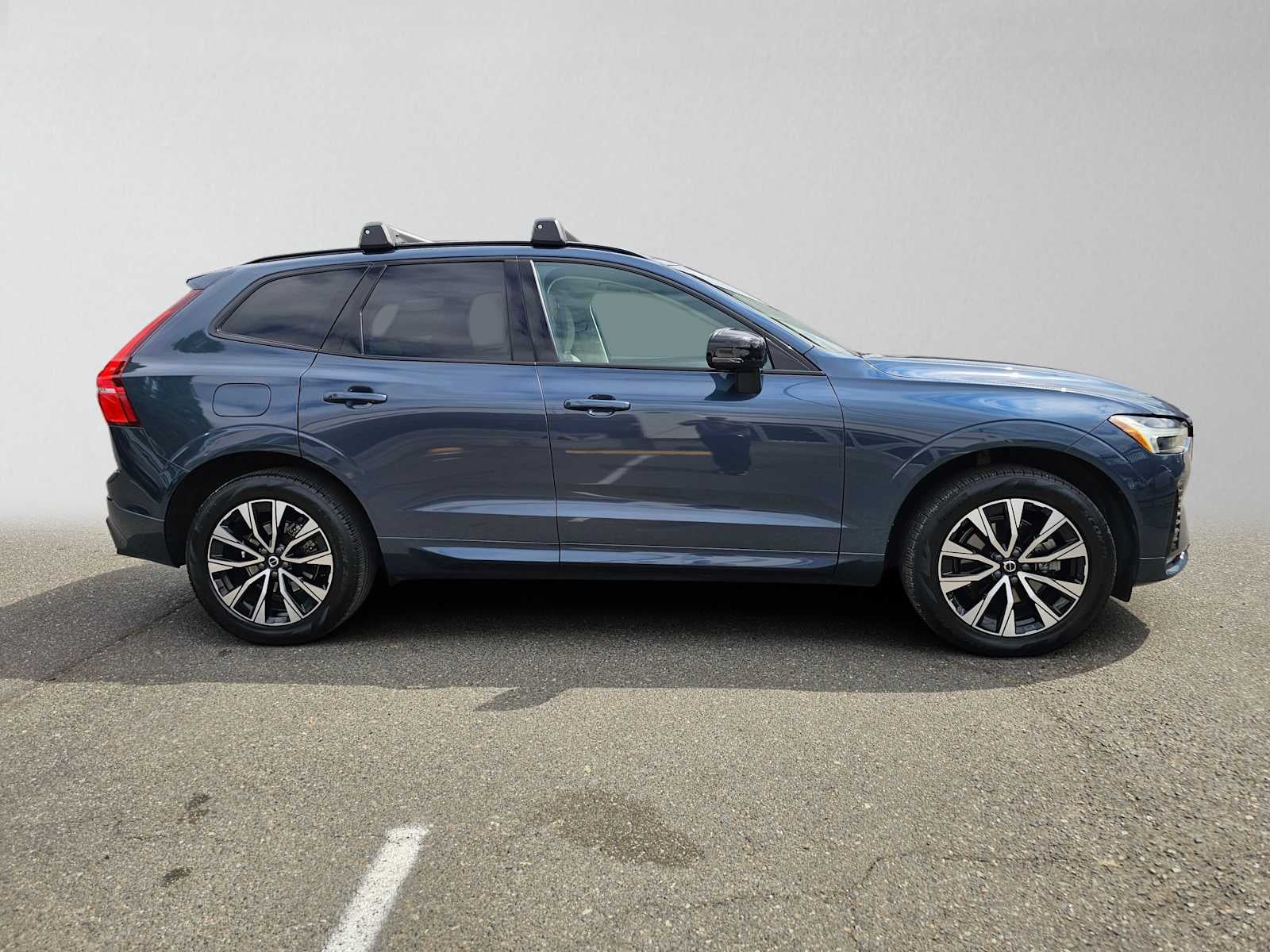 2024 Volvo XC60 Core Dark Theme