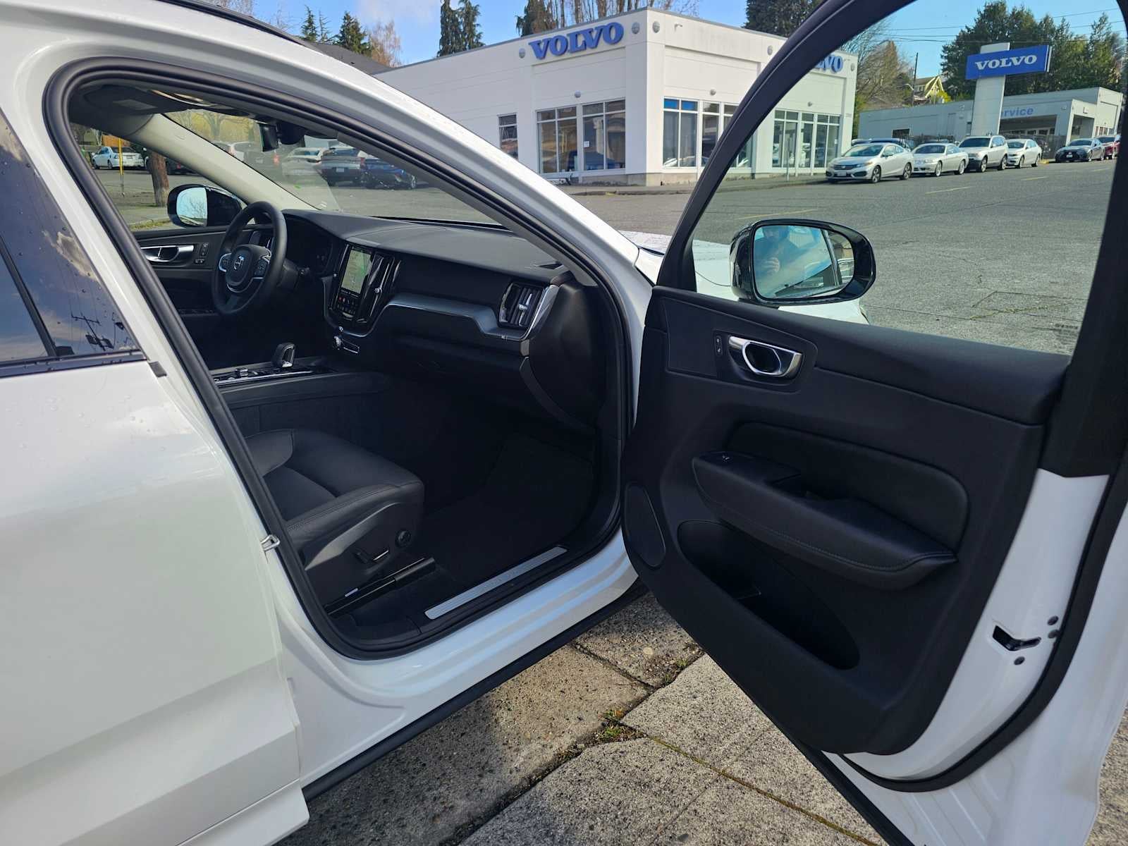 2024 Volvo XC60 Core Dark Theme