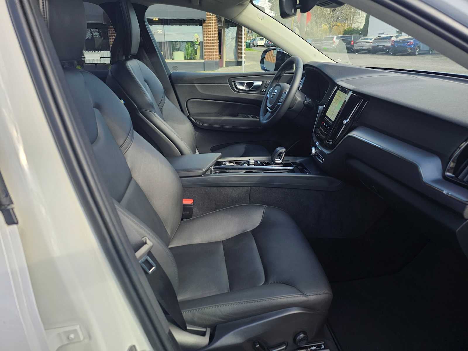 2024 Volvo XC60 Core Dark Theme