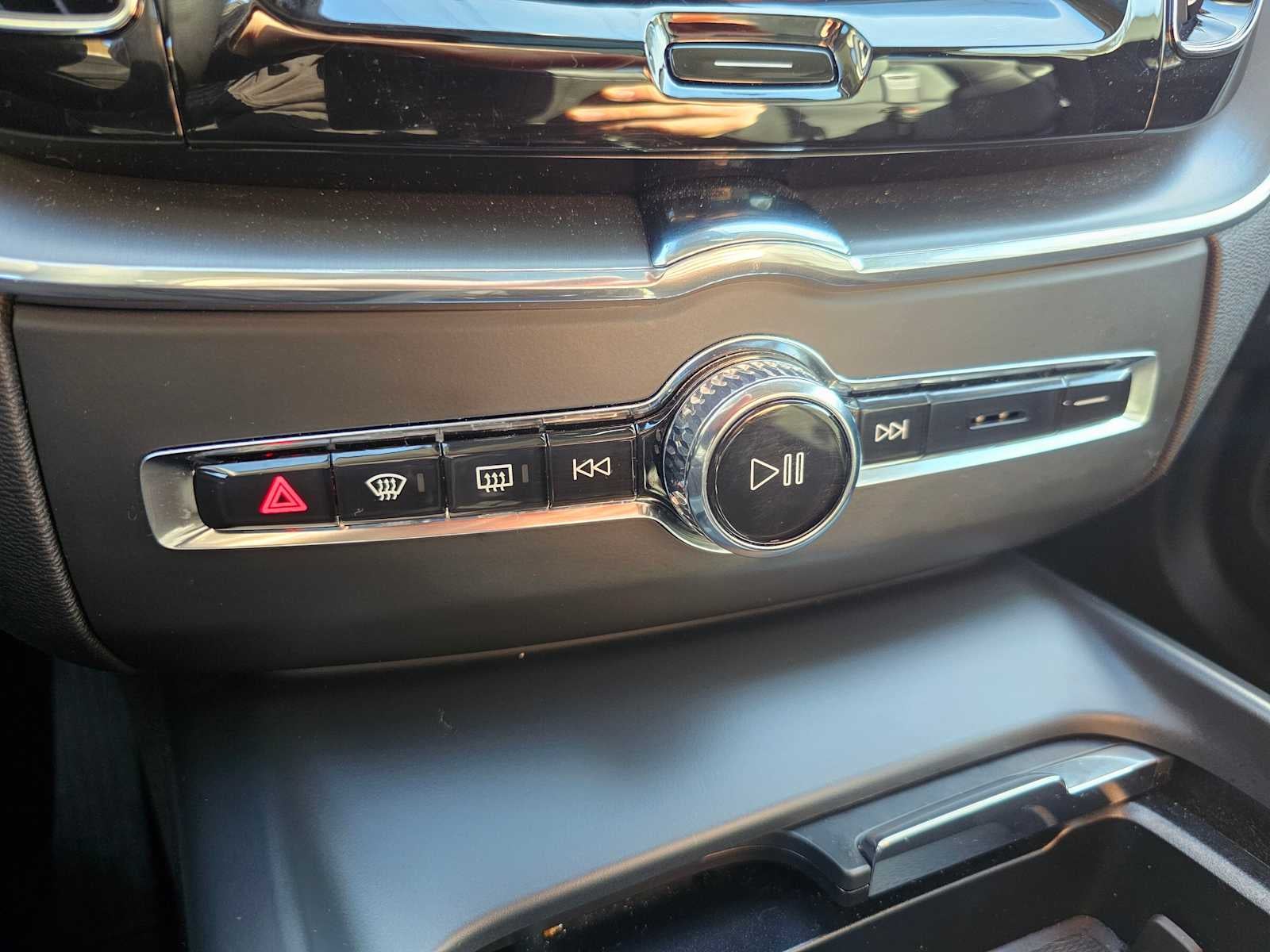 2024 Volvo XC60 Core Dark Theme