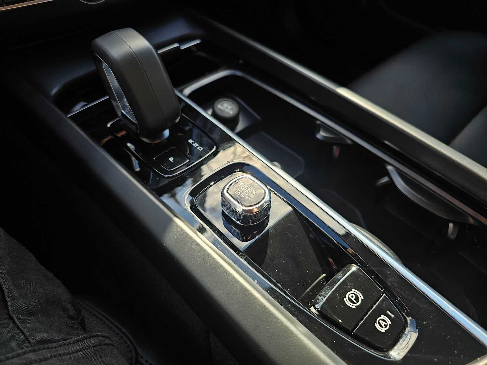 2024 Volvo XC60 Core Dark Theme