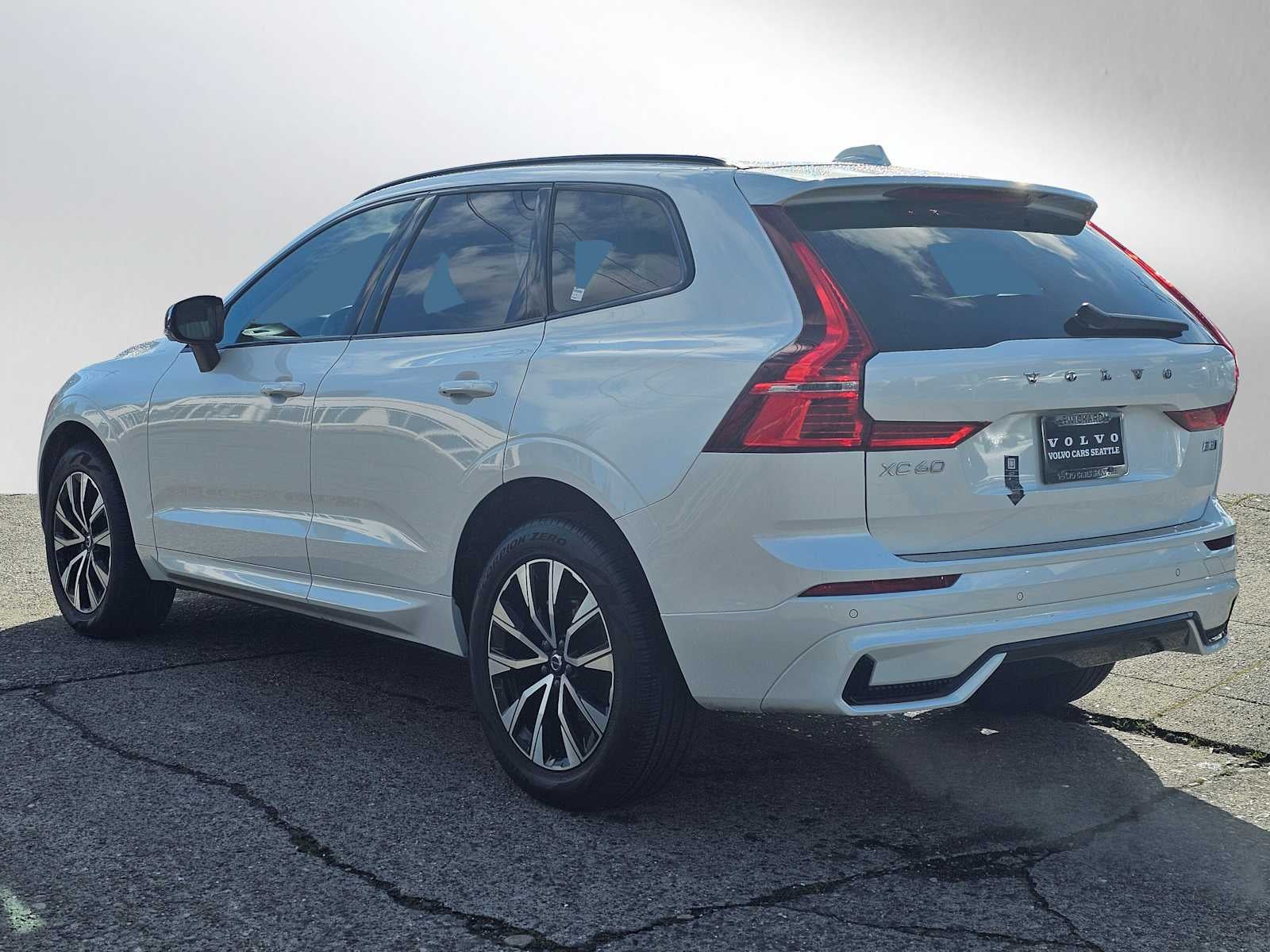 2024 Volvo XC60 Core Dark Theme
