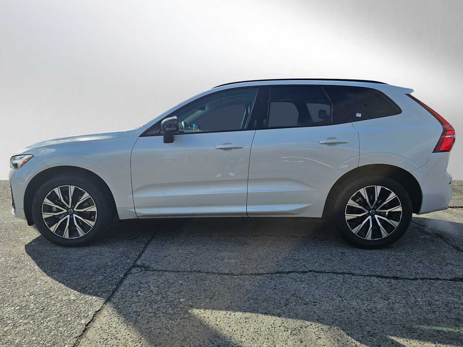 2024 Volvo XC60 Core Dark Theme