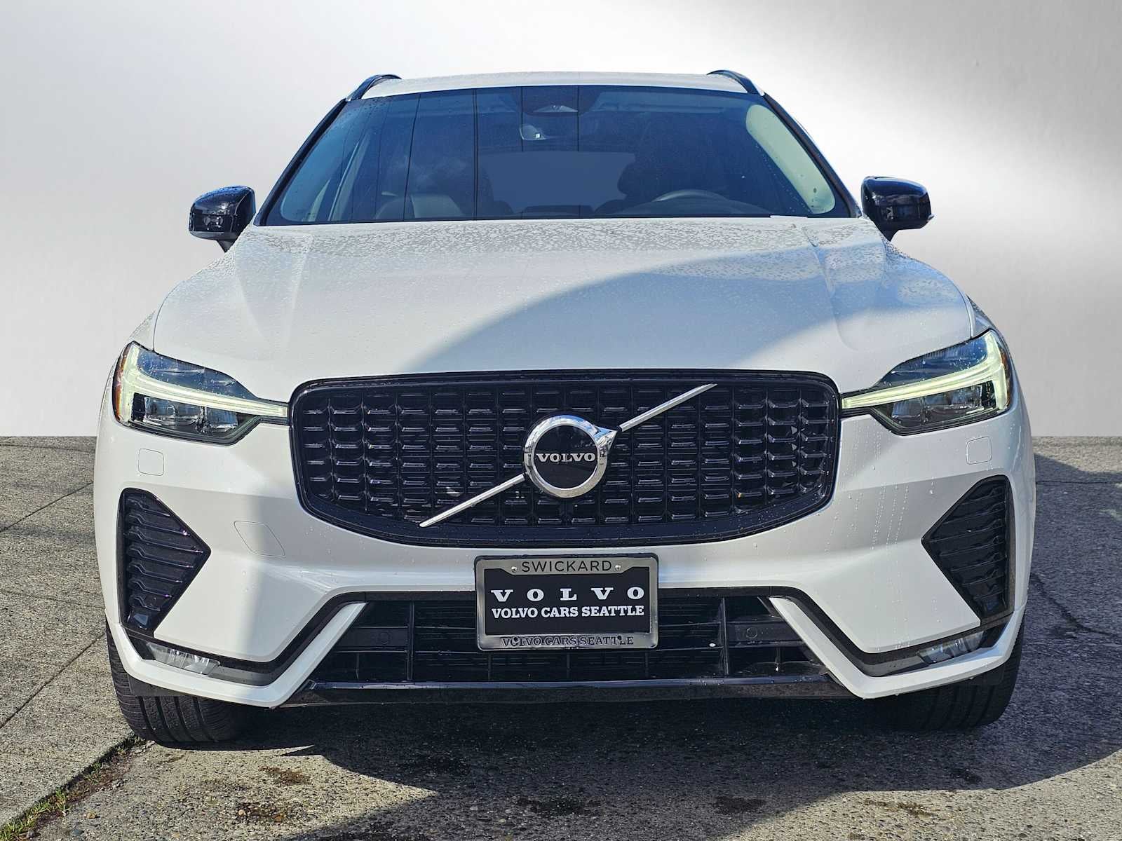 2024 Volvo XC60 Core Dark Theme