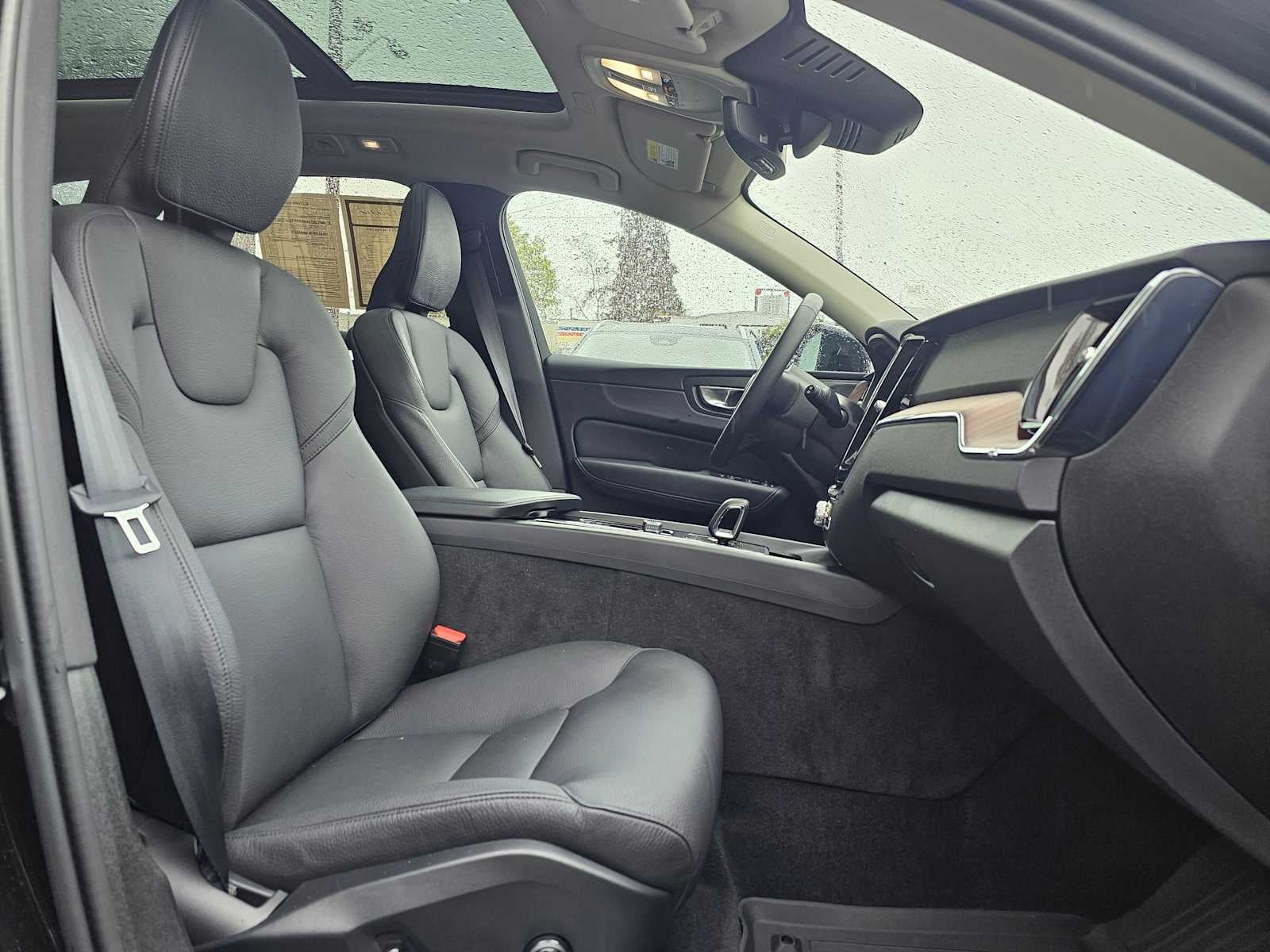 2024 Volvo XC60 Plus Dark Theme