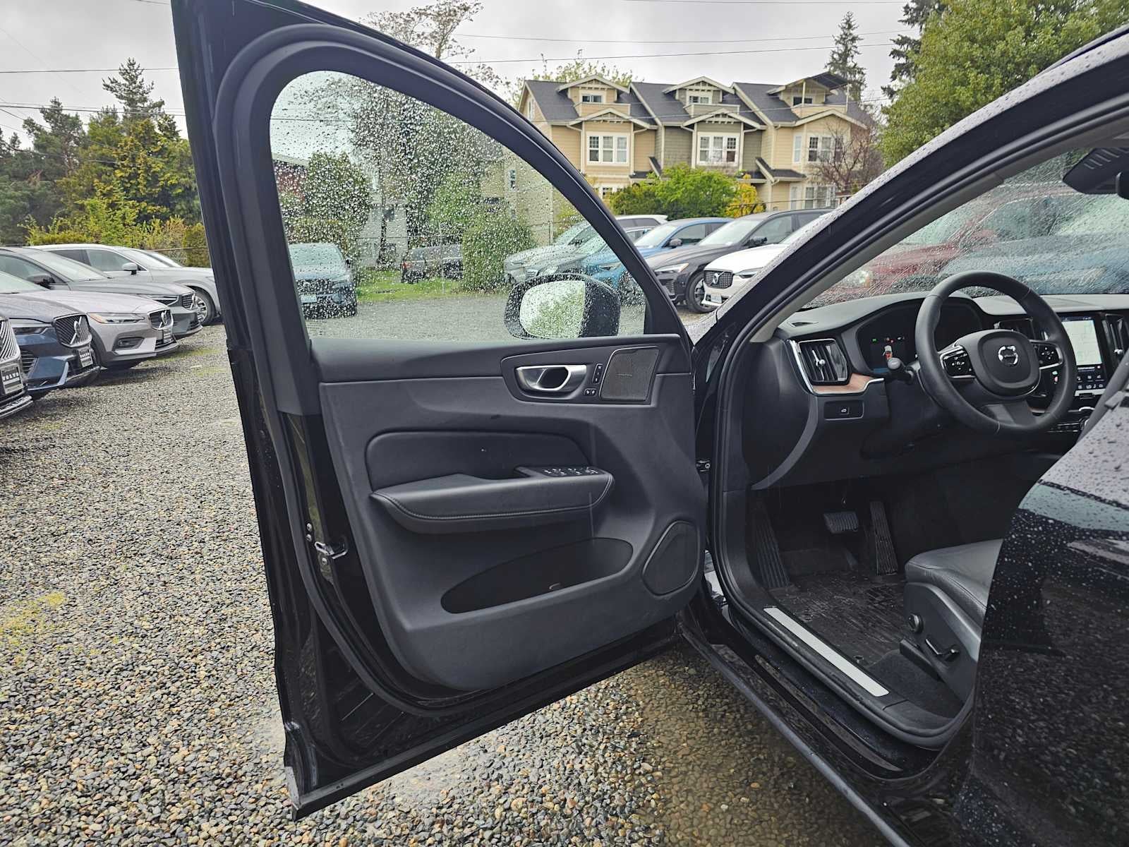 2024 Volvo XC60 Plus Dark Theme