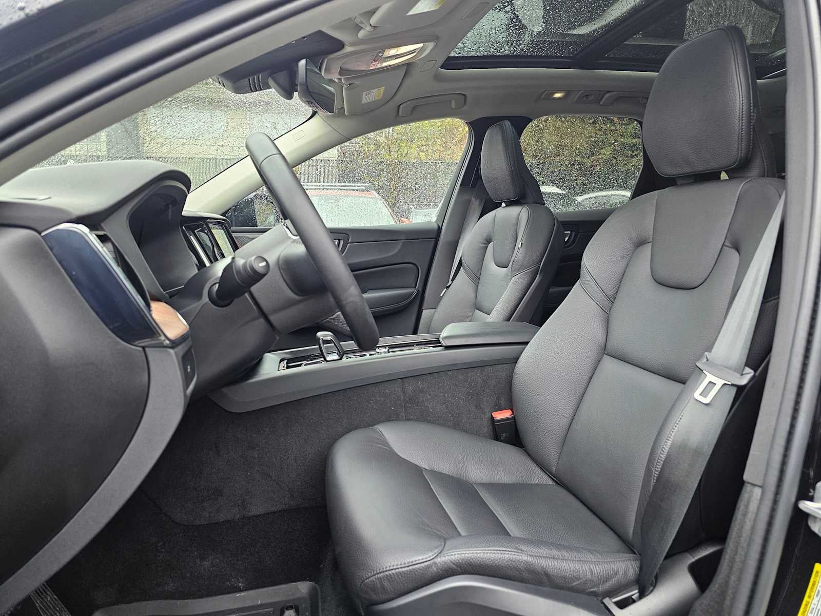 2024 Volvo XC60 Plus Dark Theme