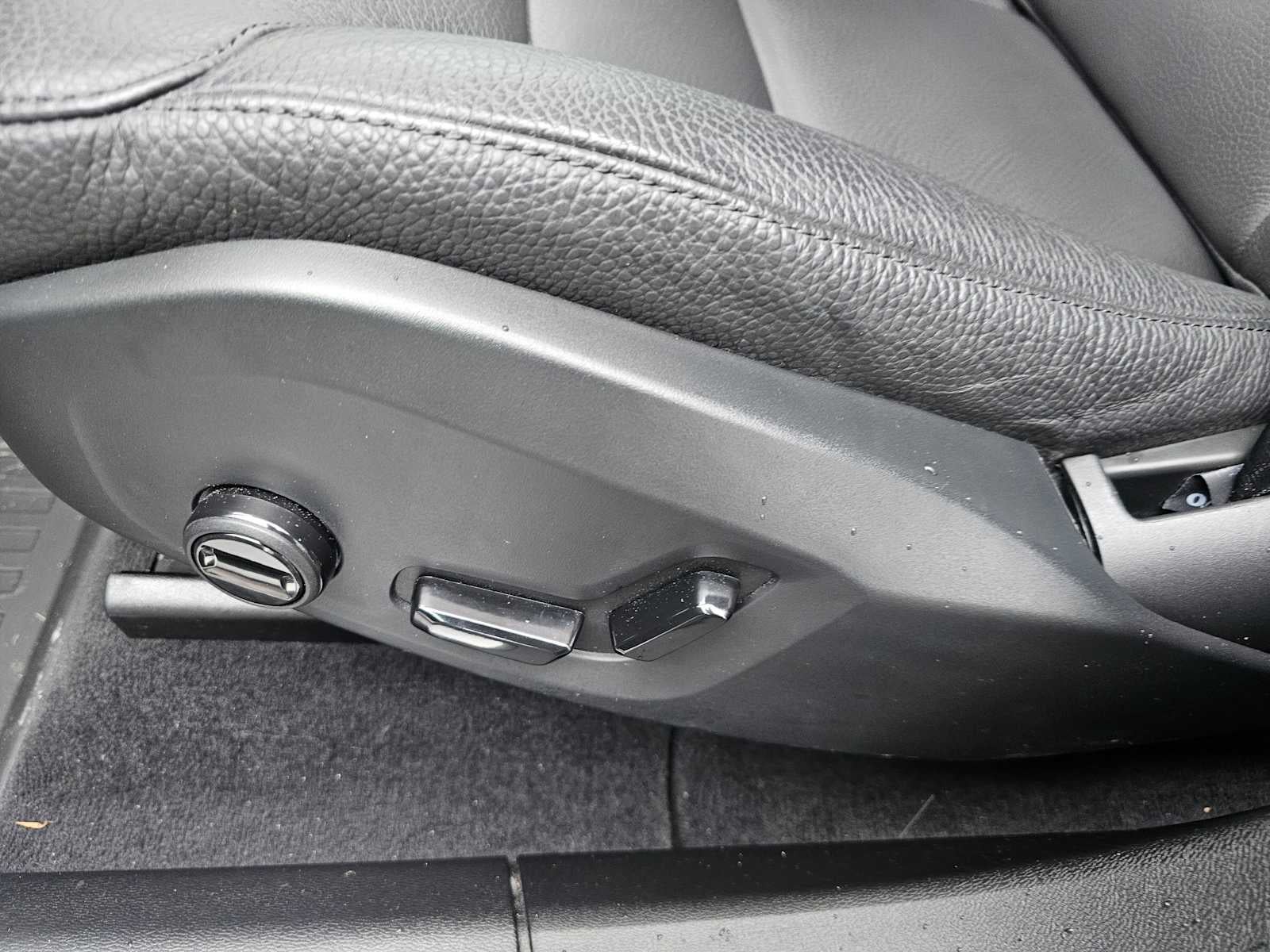 2024 Volvo XC60 Plus Dark Theme