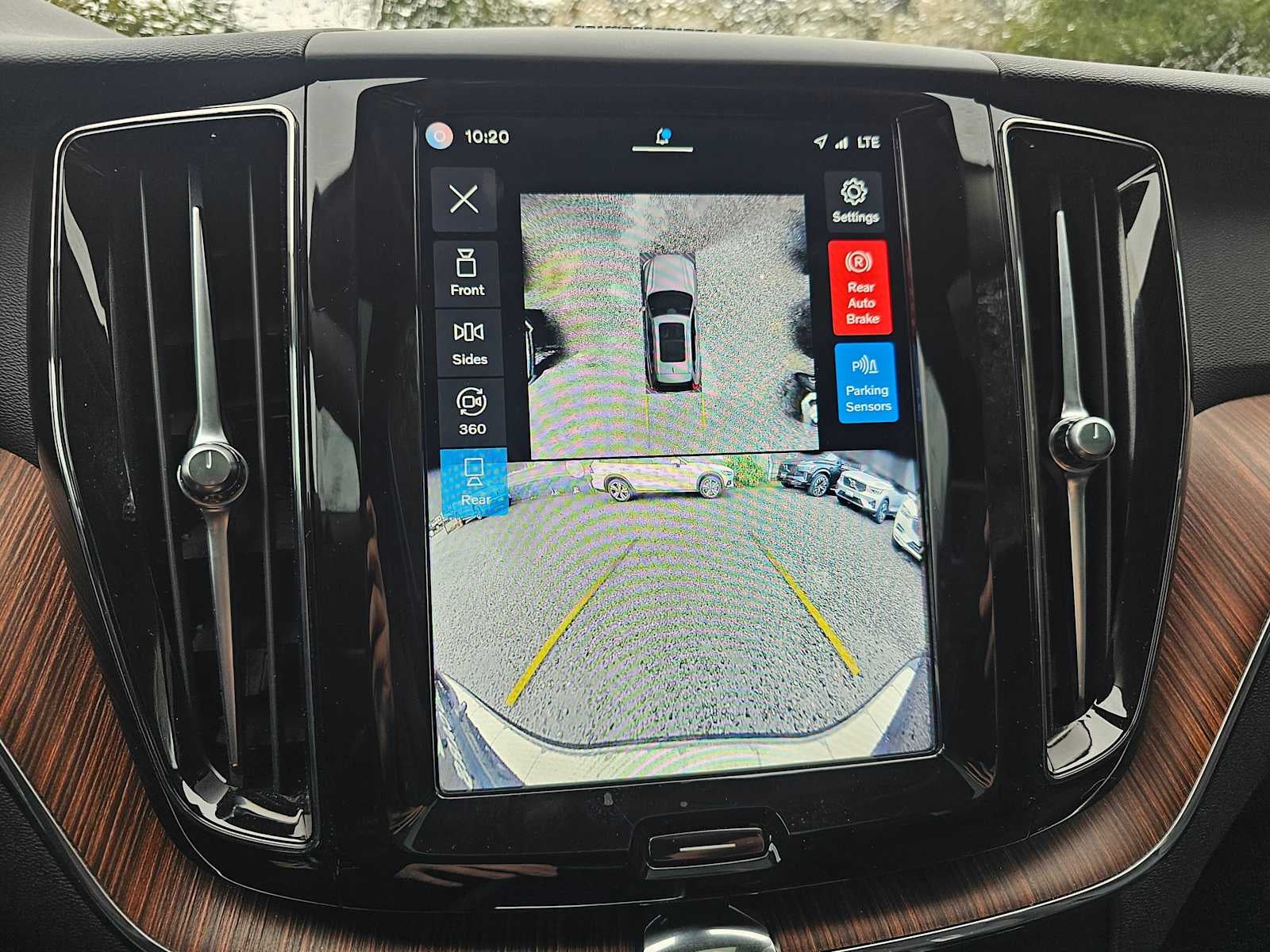 2024 Volvo XC60 Plus Dark Theme