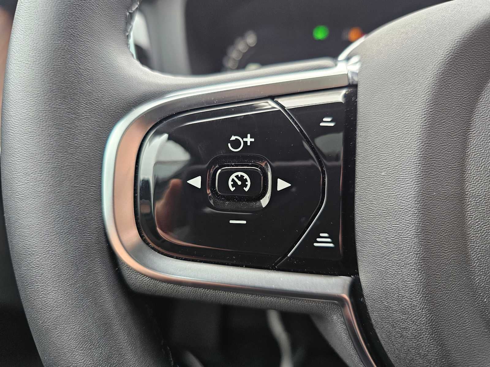 2024 Volvo XC60 Plus Dark Theme