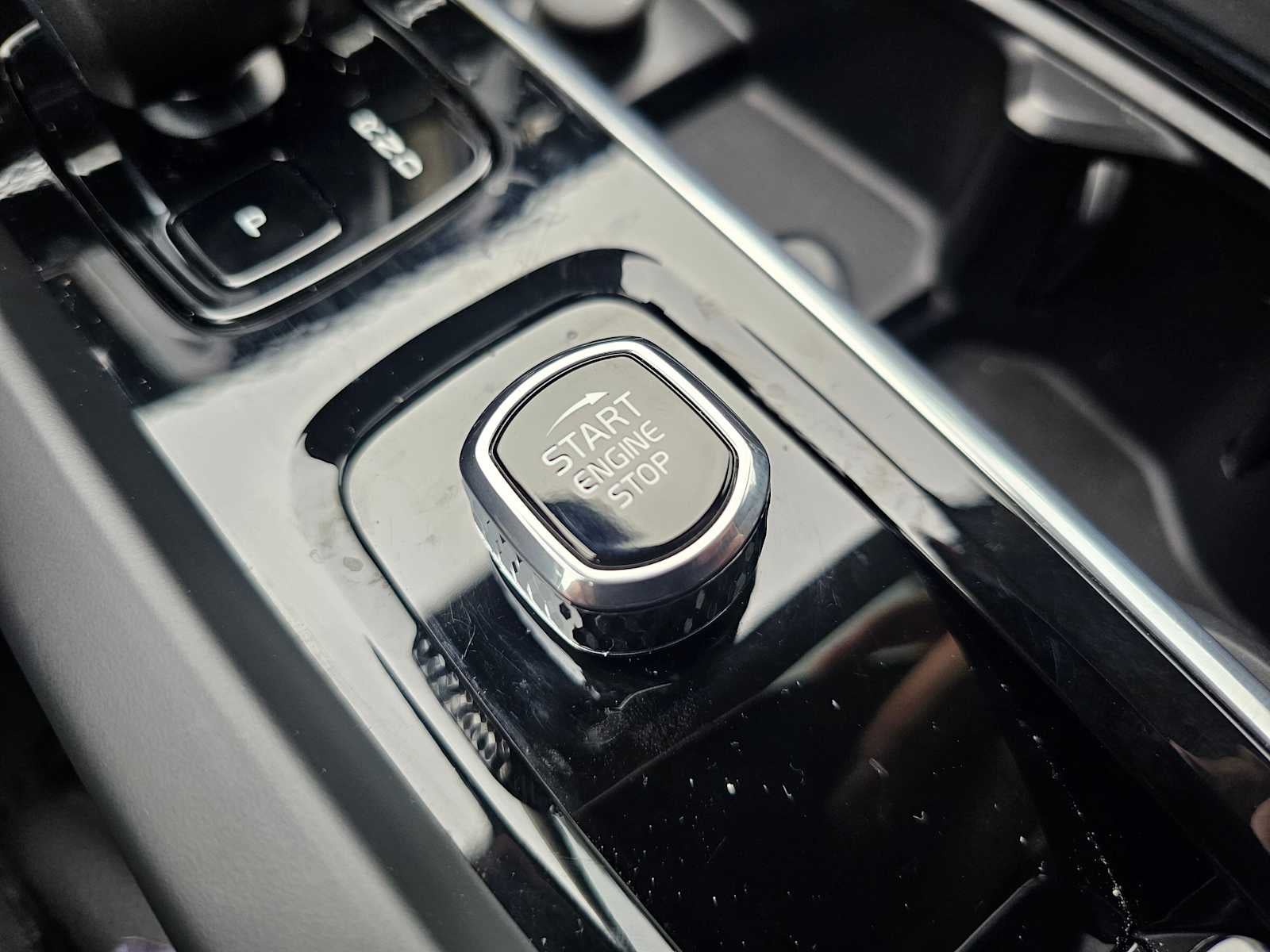 2024 Volvo XC60 Plus Dark Theme