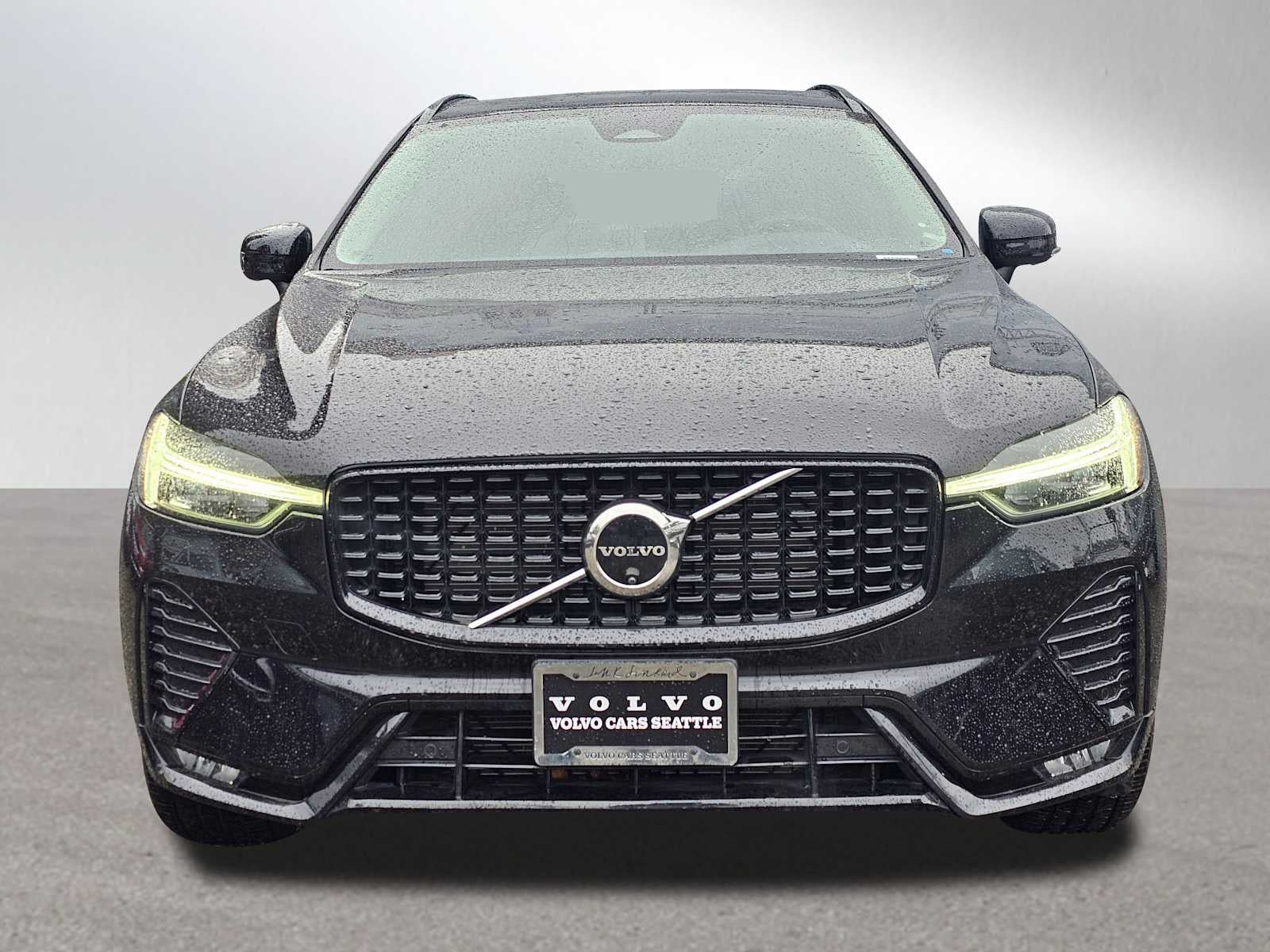 2024 Volvo XC60 Plus Dark Theme