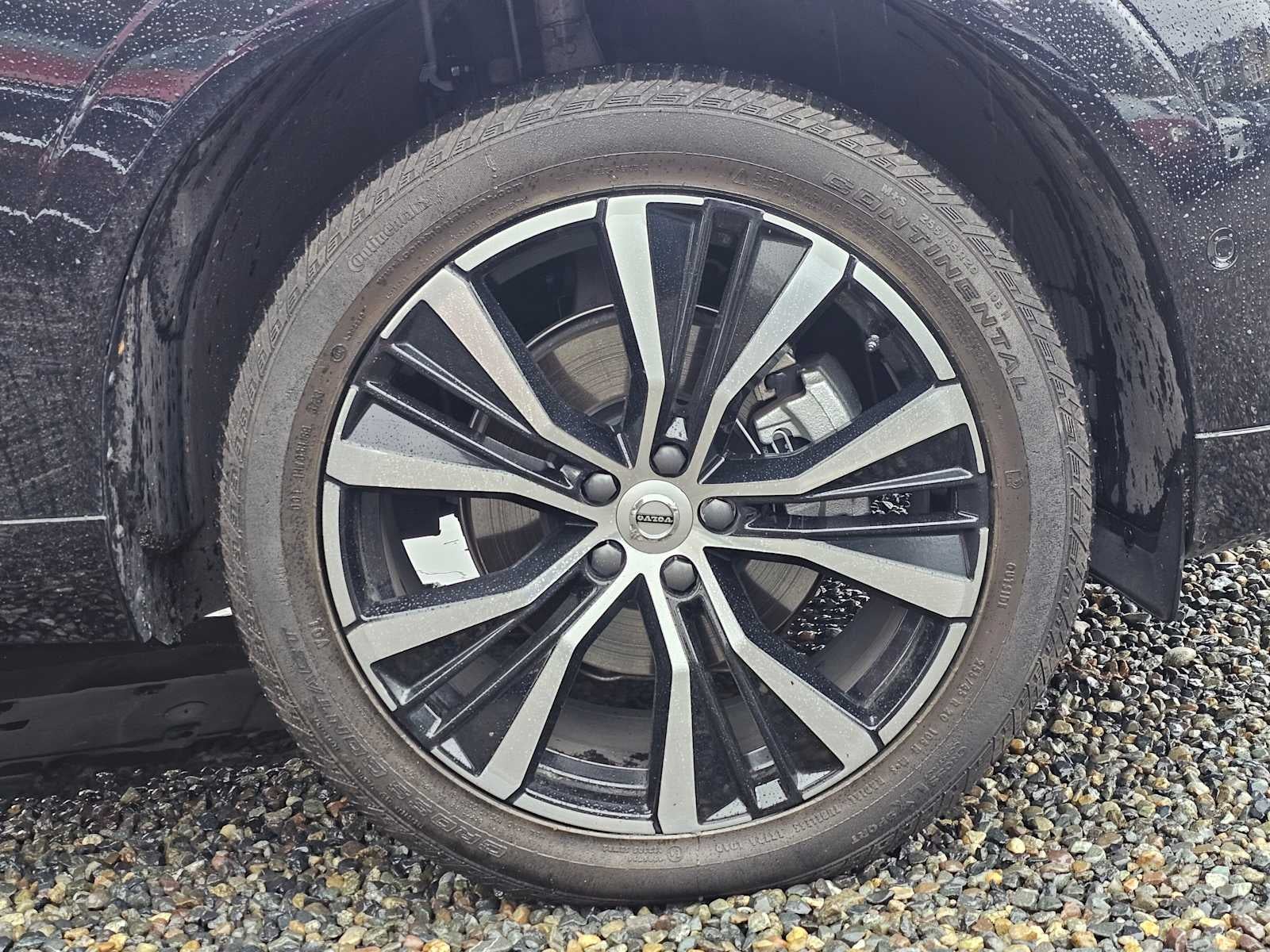 2024 Volvo XC60 Plus Dark Theme