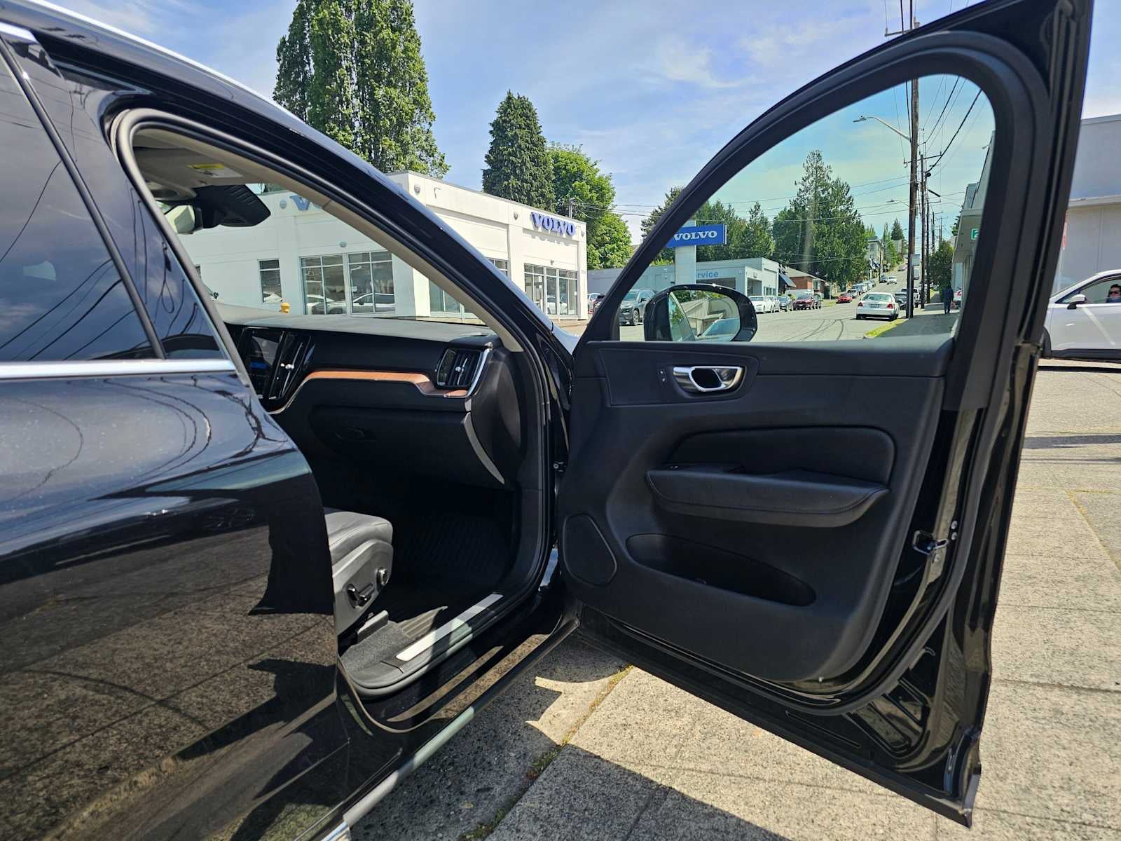 2023 Volvo XC60 Plus Bright Theme