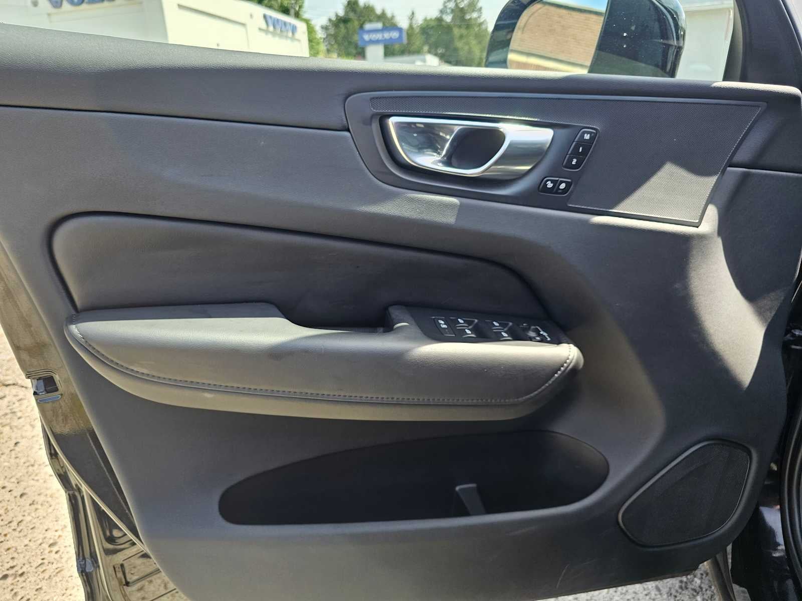 2023 Volvo XC60 Plus Bright Theme