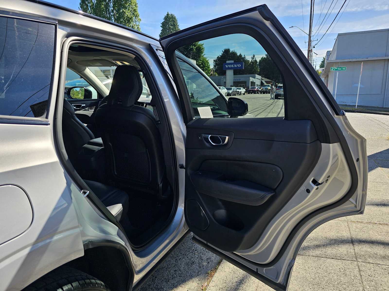 2023 Volvo XC60 Plus Dark Theme