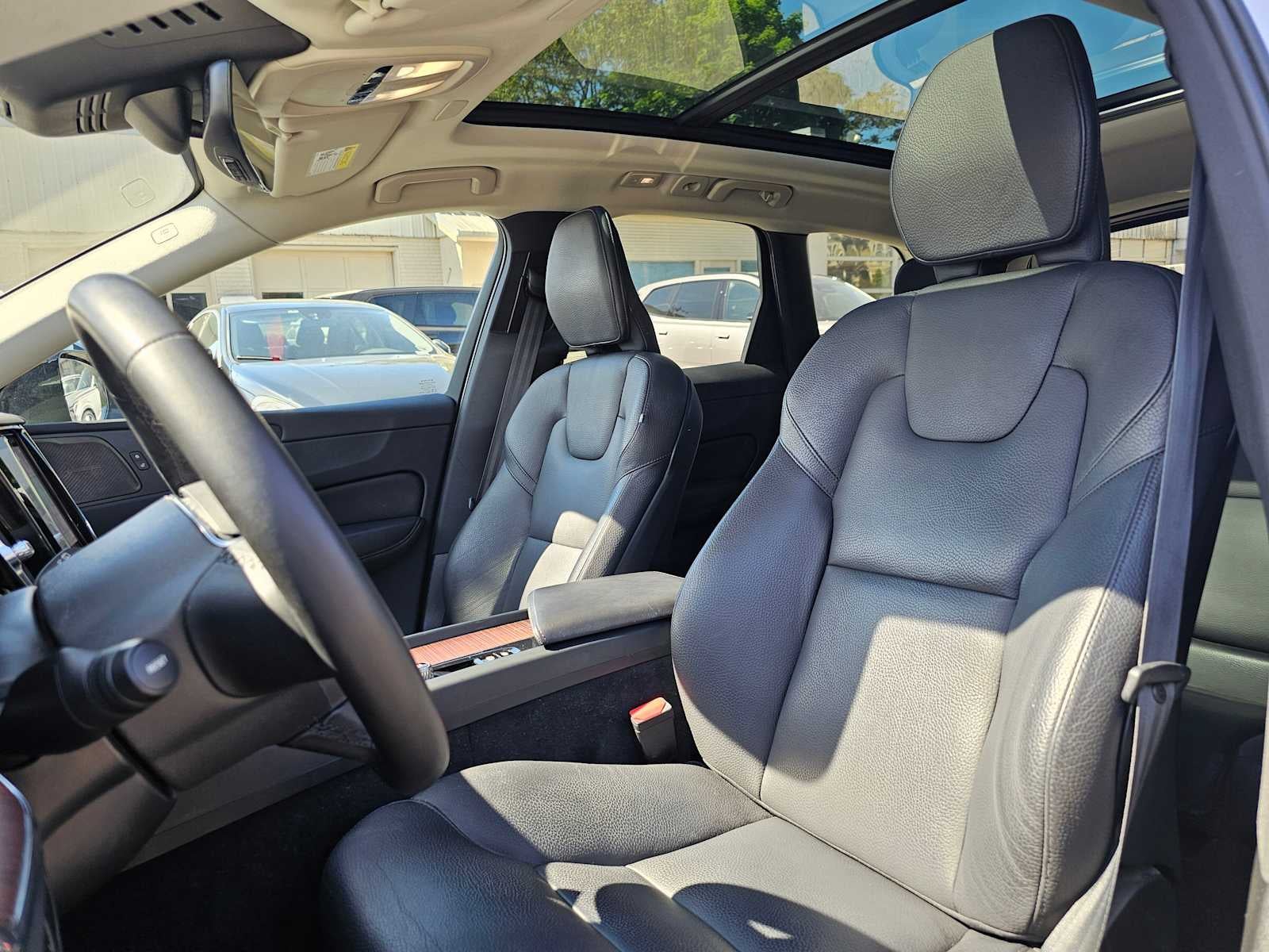 2023 Volvo XC60 Plus Dark Theme