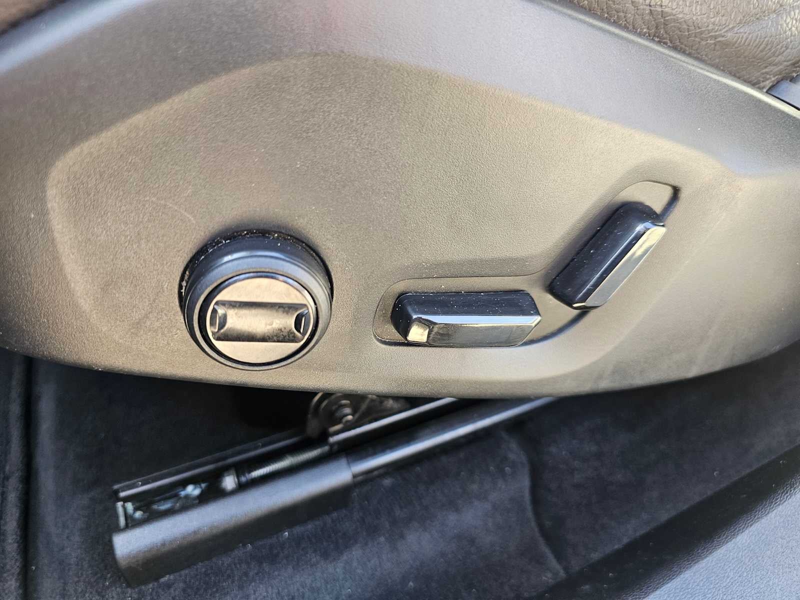 2023 Volvo XC60 Plus Dark Theme