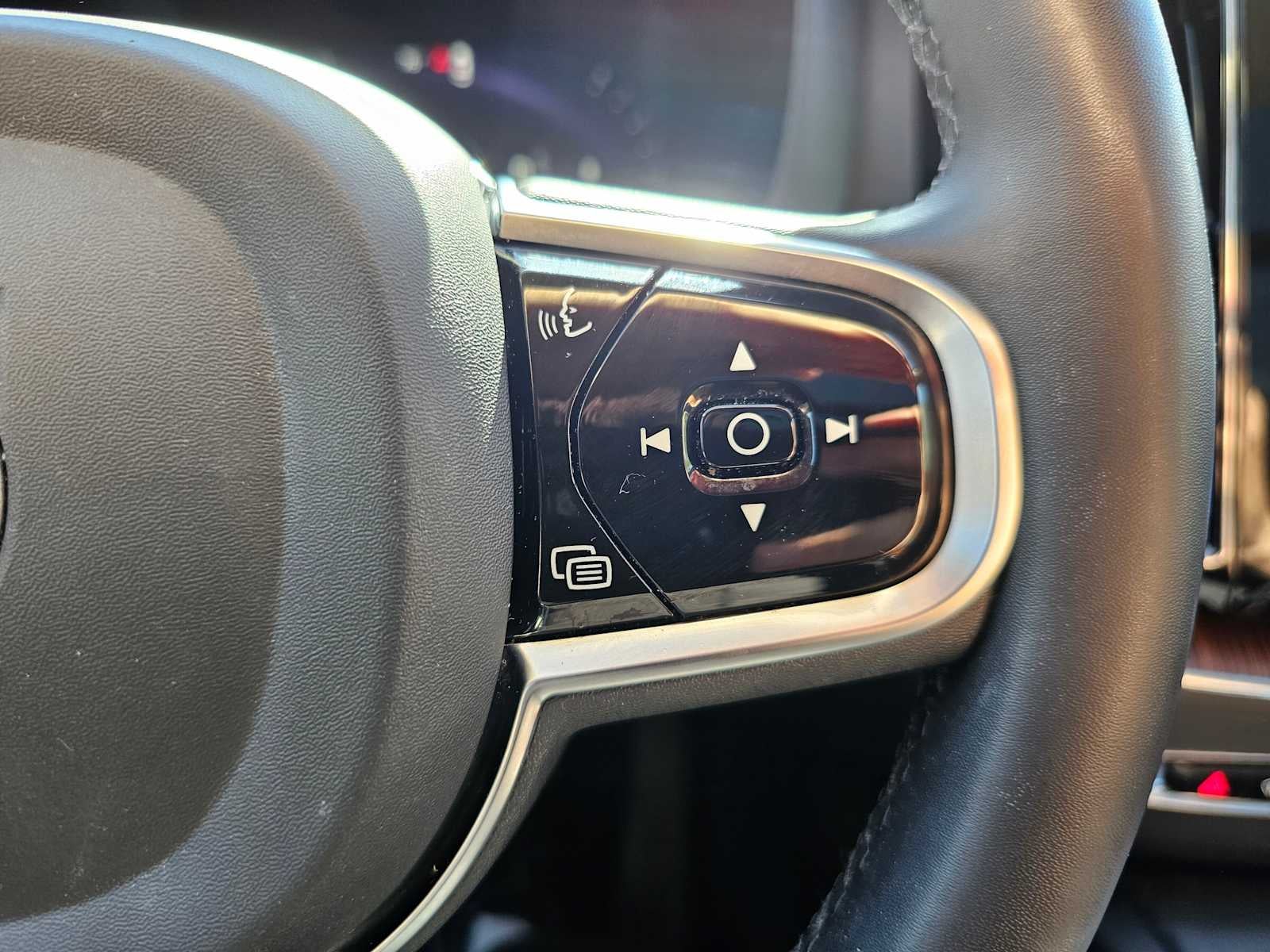 2023 Volvo XC60 Plus Dark Theme